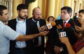 José Caballero conversa con la prensa tras su visita a Palacio de López. A su lado, Álvaro Arias, abogado de la Caja Bancaria.