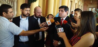 José Caballero conversa con la prensa tras su visita a Palacio de López. A su lado, Álvaro Arias, abogado de la Caja Bancaria.