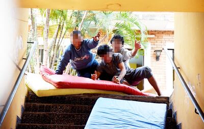 Niños que viven en uno de los albergues del centro, ayudando en la limpieza, luego de cobijar a varias familias indígenas. Dicen que comen y duermen bien, pero que les falta “ropa nueva”.