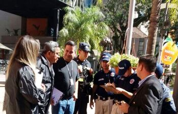 agentes-de-detave-dinapi-y-de-la-policia-durante-el-operativo-en-la-vereda-del-shopping-mariscal-lopez--212638000000-1579588.jpg