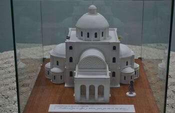 la-maqueta-del-santuario-nacional-que-le-obsequio-la-diocesis-de-caacupe-al-papa-francisco--213512000000-1351428.jpg