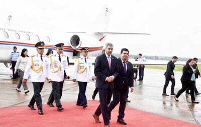El presidente de la República, Mario Abdo Benítez, y Hugo Velázquez caminan juntos tras el arribo del Jefe de Estado procedente de EE.UU., previa escala en São Paulo, Brasil.