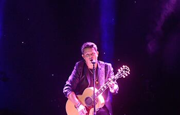 alejandro-sanz-cambio-de-guitarras-para-adaptarse-a-cada-cancion-que-ofrecia-y-tambien-tuvo-un-momento-para-sentarse-al-piano--201237000000-1452550.jpg