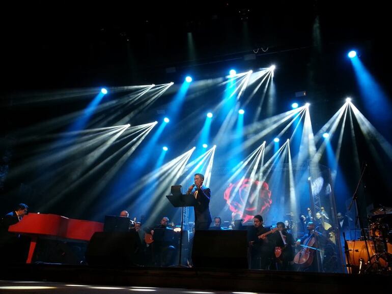 Con jerarquía, el tenor José Mongelós hizo escuchar su voz que deleitó al público.