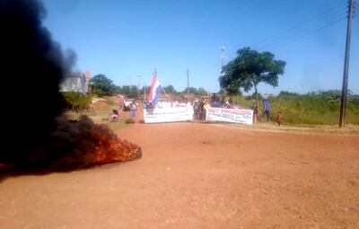 Manifestación realizada por los oleros en horas de la mañana de ayer. Esta medida de fuerza fue  cancelada luego de que  llegaran a un  acuerdo con la EBY.