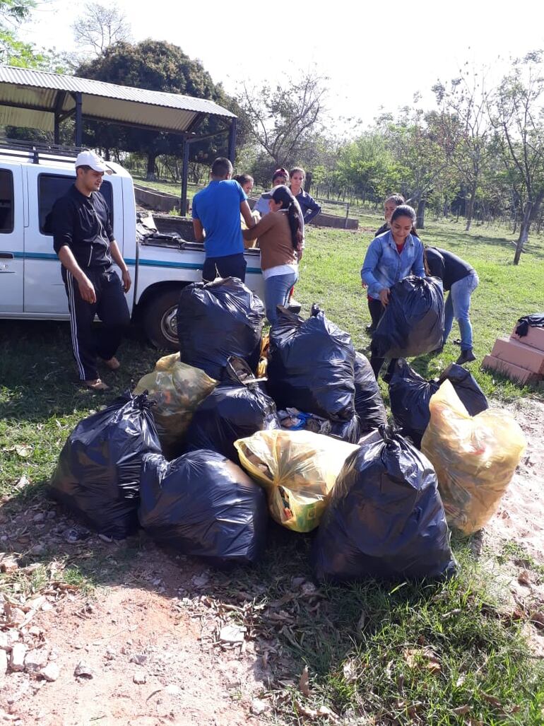 Jóvenes limpiaron las calles de Santaní en el Día de la Juventud.