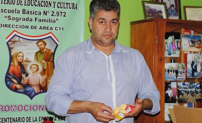 Hugo Benítez, presidente de la Asociación de Educadores del Este (AEDE), exhibe las chipitas “rompedientes” que reciben los alumnos en escuelas públicas del Alto Paraná.