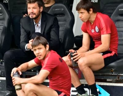 Los gemelos Romero en las gradas junto a Marcelo Tinelli, presidente de San Lorenzo de Almagro. (@SanLorenzo)
