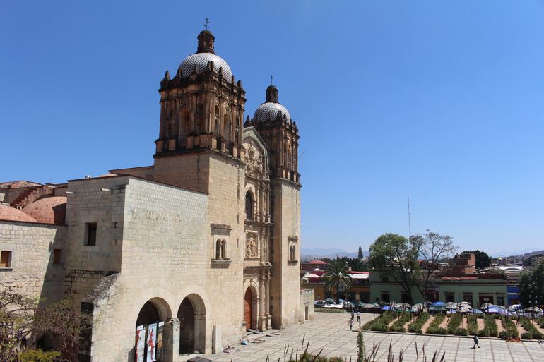 La ciudad de Oaxaca ofrece múltiples posibilidades culturales a sus visitantes, como la iglesia de Santo Domingo de Guzmán.