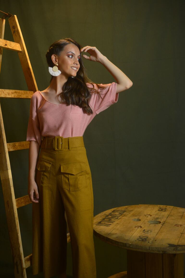 Pantacourt marrón y blusa de hilo en tono rosa y aros (BELLASSOI, 34 curuguateños 155 casi Molas López).