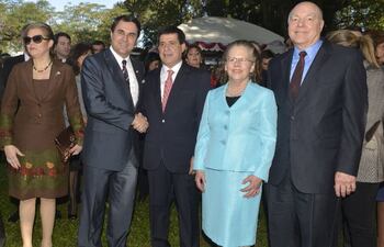 emilia-alfaro-i-federico-franco-horacio-cartes-y-el-embajador-de-ee-uu-james-thessin-con-su-esposa-marcia--214734000000-571953.jpg