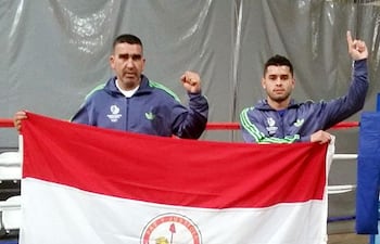 profesor-reinaldo-solalinde-y-el-boxeador-carlos-carpi-portillo-con-la-bandera-paraguaya--223502000000-1475657.jpg