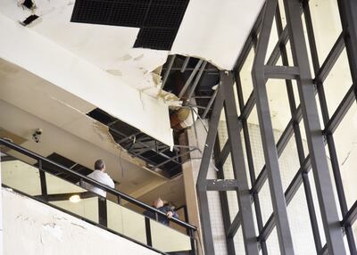 Funcionarios observan cómo quedó el cielo raso del edificio  que da a la entrada de la Cámara de Diputados. Los chorros de agua inundaron un sector del primer piso y de la planta baja.