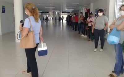 Fila de unas 300 personas esperando retirar medicamentos ayer en la nueva policlínica del IPS cerca del Hospital Central.