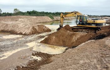 poco-despues-de-las-10-de-la-manana-una-excavadora-abrio-el-tapon-que-contenia-al-pilcomayo-permitiendo-su-ingreso-en-nuestro-suelo--212433000000-1734377.jpg