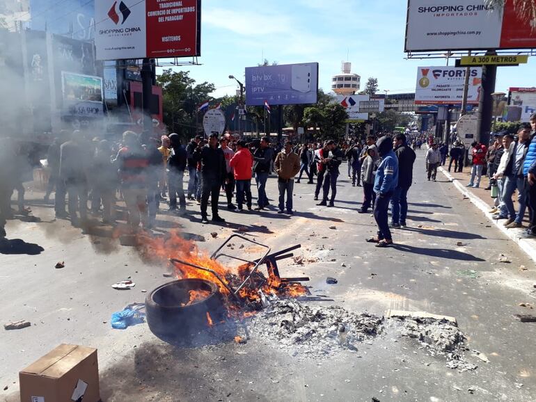 Los manifestantes queman cubiertas para hacer frente a la presión policial.