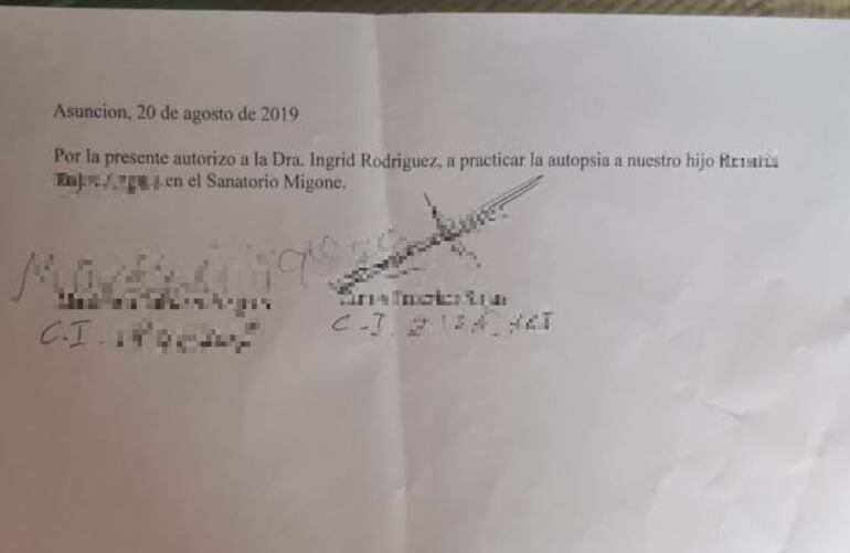 Supuesta autorización que firmaron los padres de la víctima.