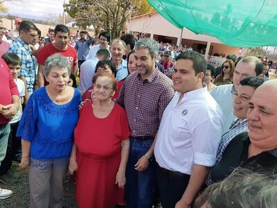 El presidente Mario Abdo Benítez (c) posa con partidarios durante su visita a Félix Perez Cardozo.