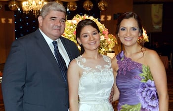 la-agasajada-con-sus-padres-cesar-alfonso-y-gloria-fretes--192456000000-1559954.jpg