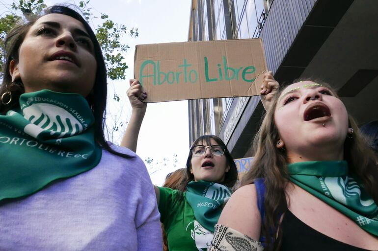 Activistas a favor de la legalización del aborto en Ecuador. 