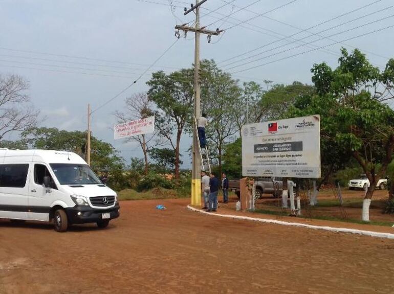 Momento en el que reemplazaron el cartel, por uno que expresaba agradecimiento al Mandatario por las obras inauguradas.