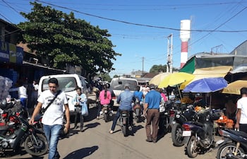 Intenso movimiento en el mercado de Oviedo.