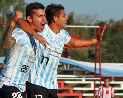 José Feliciano Verdún (i), quien festeja un tanto con Pedro Delvalle, es con nueve anotaciones el goleador del torneo, junto con Luis Ignacio Fernández. Los artilleros defienden los colores de Guaireña.