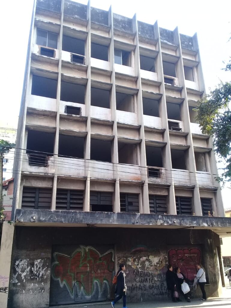 19 de agosto. Ya casi no quedan  aberturas con paños de vidrio y marcos de metal. Los vecinos temen que luego del desmantelamiento el local se convierta en guarida de adictos e inadaptados.