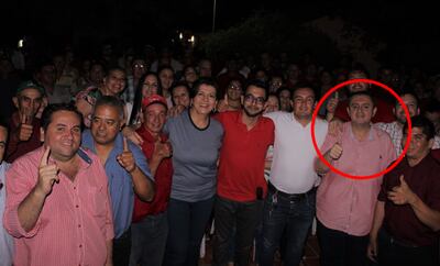 Arturo René Urbieta Cuevas, en círculo,  durante el acto político.