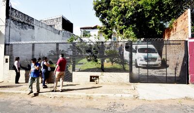 Familiares de la funcionaria de Diputados frente a la casa en la que ocurrió el feminicidio.