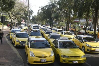 Protesta de taxistas cierra avenida Mariscal López frente a la Municipalidad.
