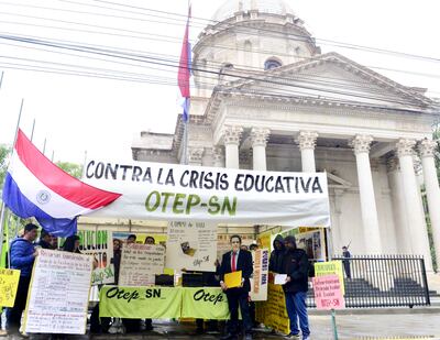 La lluvia no fue problema para que los integrantes de la OTEP-SN instalaran su stand de denuncias en el microcentro de la capital a fin de dar a conocer las irregularidades en el MEC.