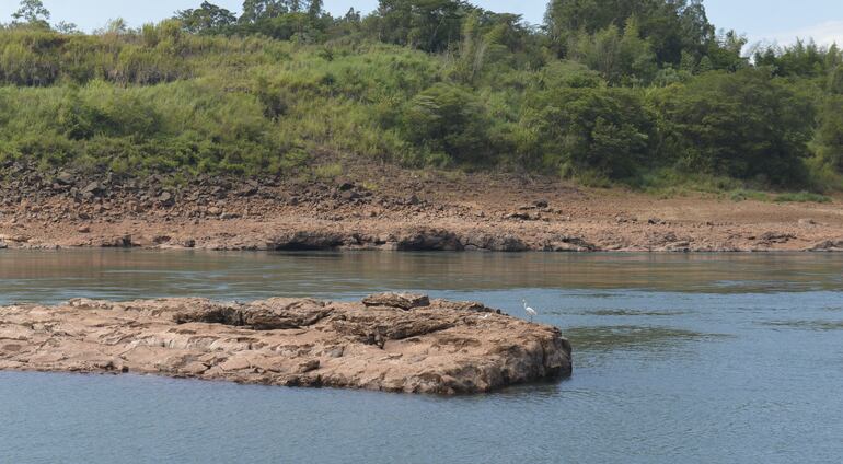 Bajo nivel del río Paraná en zona del puente de la Amistad.