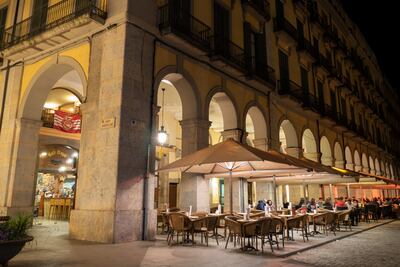 Los restaurantes son un lugar ideal para pasar la velada en la Plaza Independencia.