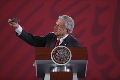 El presidente de México, Andrés Manuel López Obrador, habla este martes durante una rueda de prensa matutina en el Palacio Nacional, en Ciudad de México (México). López Obrador enseñó la cámara espía encontrada en un salón de Palacio Nacional la semana pasada.