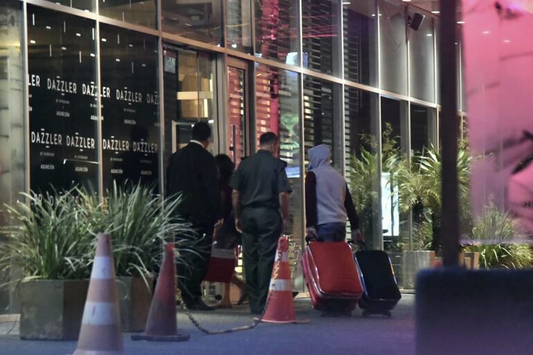 Pasajeros que llegaron desde Sao Paulo vía Ciudad del Este harán cuarentena en un hotel de Asunción.