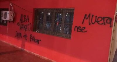 Algunos de los grafitis que aparecieron por las paredes del local comunal de Quiindy.