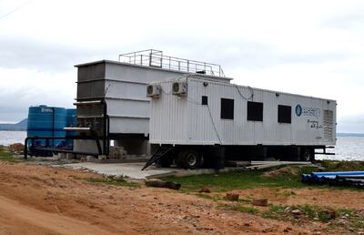 Una de las plantas móviles, sin funcionar, adquiridas en 2016, que fue depositada en febrero en la playa de San Bernardino.