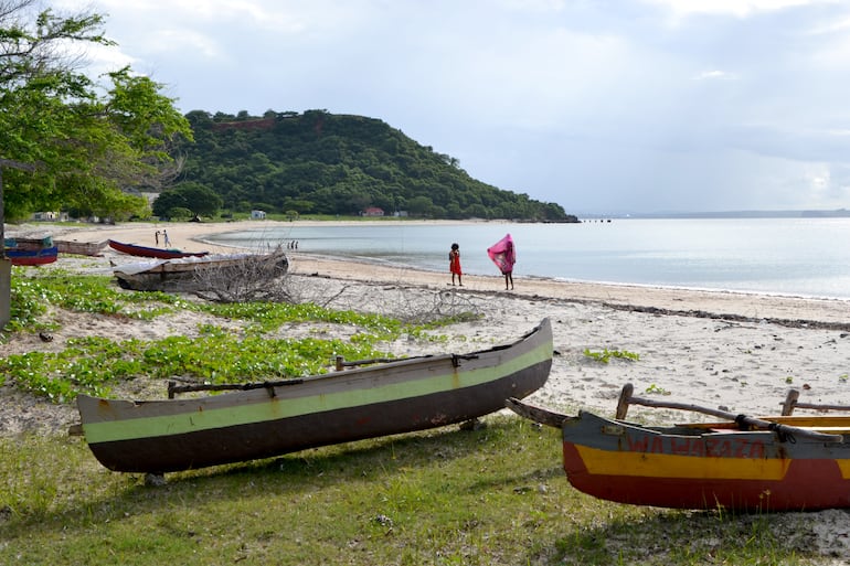 La playa de Cap Miné está está ubicada en una zona militar, pero los visitantes apenas lo notan.