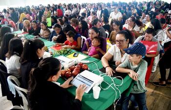 muchas-madres-con-hijos-en-brazos-se-acercaron-a-la-feria-de-empleo-ayer-en-limpio--212242000000-1760327.jpg