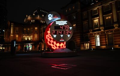 Frente a la estación de Tokio, un reloj marca la cuenta regresiva ajustada para los Juegos.