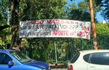 uno-de-los-pasacalles-fue-contra-pablo-vargas-exdirector-general-de-administracion-y-finanzas-por-la-falta-de-pago-de-aportes-a-ips-que-tras-este-r-195711000000-1553360.jpg