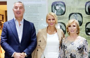 el-presidente-de-la-republica-de-montenegro-milo-djukanovic-y-su-esposa-lidija-kuc-acompanados-por-carmina-perez-falabella-directora-del-museo-192039000000-1789110.jpg