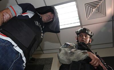 Óscar Luis Benítez, alias Male’i, llegó con fuerte custodia al cuarto piso del Poder Judicial para su audiencia de imposición de medidas.