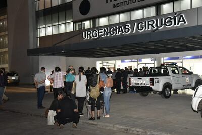 Momento del levantamiento del cuerpo del fallecido en el Hospital Ingavi, donde ya no fue atendido ya que llegó sin signos vitales.