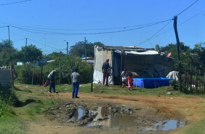 Niños del bañado corretean por las calles de tierra sin respetar la cuarentena. Muchos no son controlados por ningún adulto.