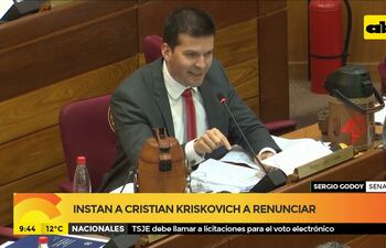 Instan a Christian Kriskovich a renunciar