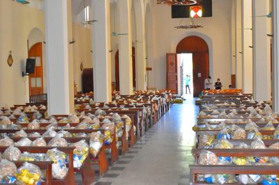 Los bancos de la catedral de Villarrica están ocupados por los kits de alimentos preparados para entregar a las familias más vulnerables del departamento de Guairá.