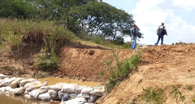 Luego de viralizarse el hecho, los responsables volvieron a taponar el canal de desvío.