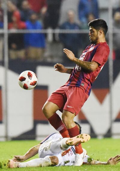 Ángel Cardozo Lucena, autor del gol azulgrana, dejó en el camino a Franco Costa, en el gramado, y avanza con el balón.